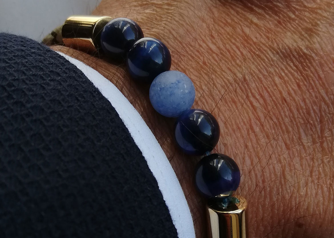 Os homens também usam pulseiras de contas?