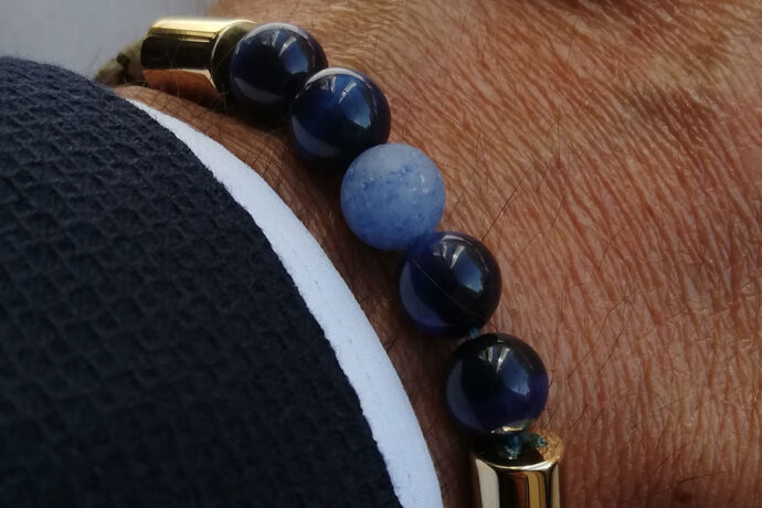 Os homens também usam pulseiras de contas?