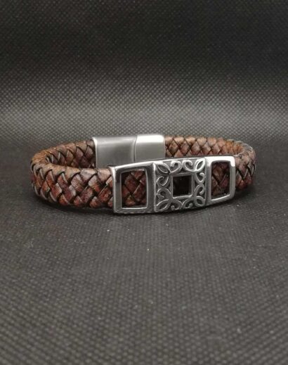 Pulseira de Couro trançado plano com aplicação em Aço inoxidável