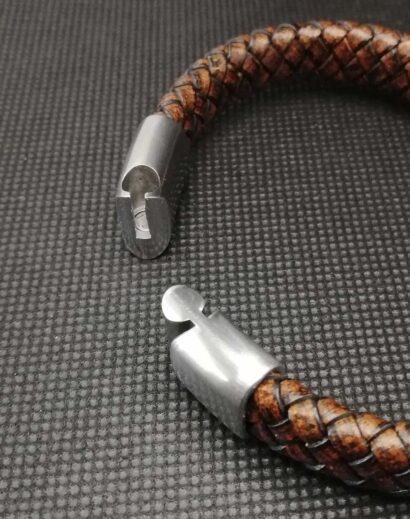 Pulseira de Couro trançado plano com aplicação em Aço inoxidável
