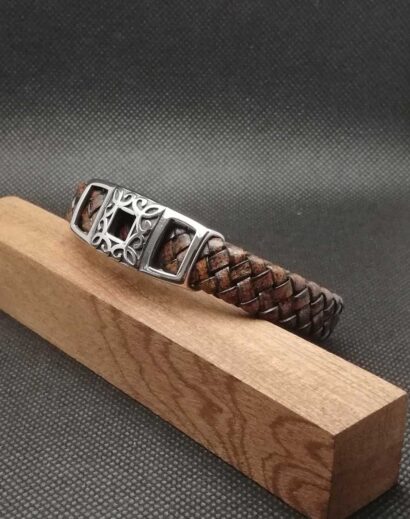 Pulseira de Couro trançado plano com aplicação em Aço inoxidável