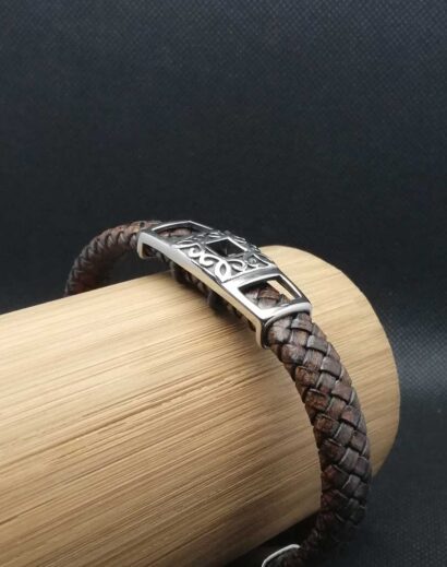 Pulseira de Couro trançado plano com aplicação em Aço inoxidável