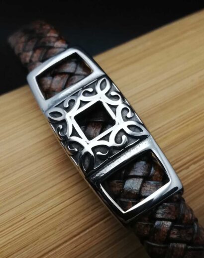 Pulseira de Couro trançado plano com aplicação em Aço inoxidável