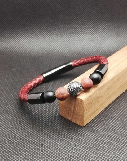 Pulseira de Couro trançado com contas de Jaspe vermelha, Pedra Negra mate e Aço