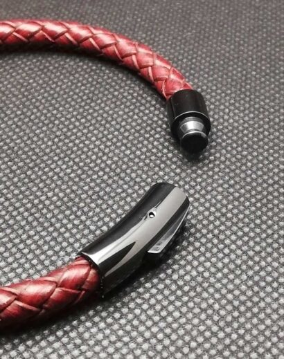 Pulseira de Couro trançado com contas de Jaspe vermelha, Pedra Negra mate e Aço