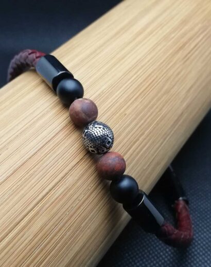 Pulseira de Couro trançado com contas de Jaspe vermelha, Pedra Negra mate e Aço