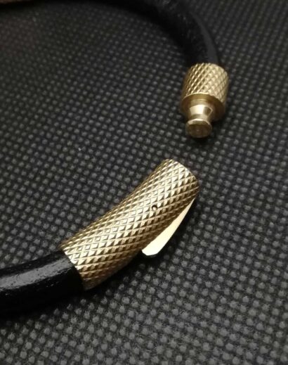 Pulseira de Couro preto com contas de pedra Olho de Tigre