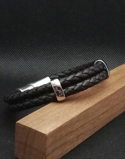 Pulseira dupla de Couro castanho trançado com espaçadores e fecho de Aço inoxidável