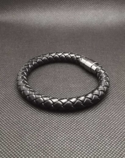Pulseira de Couro preto trançado com fecho magnético cinza