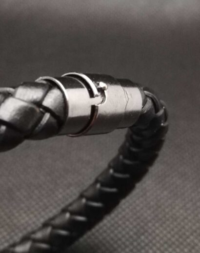 Pulseira de Couro preto trançado com fecho magnético cinza