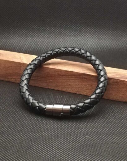 Pulseira de Couro preto trançado com fecho magnético cinza